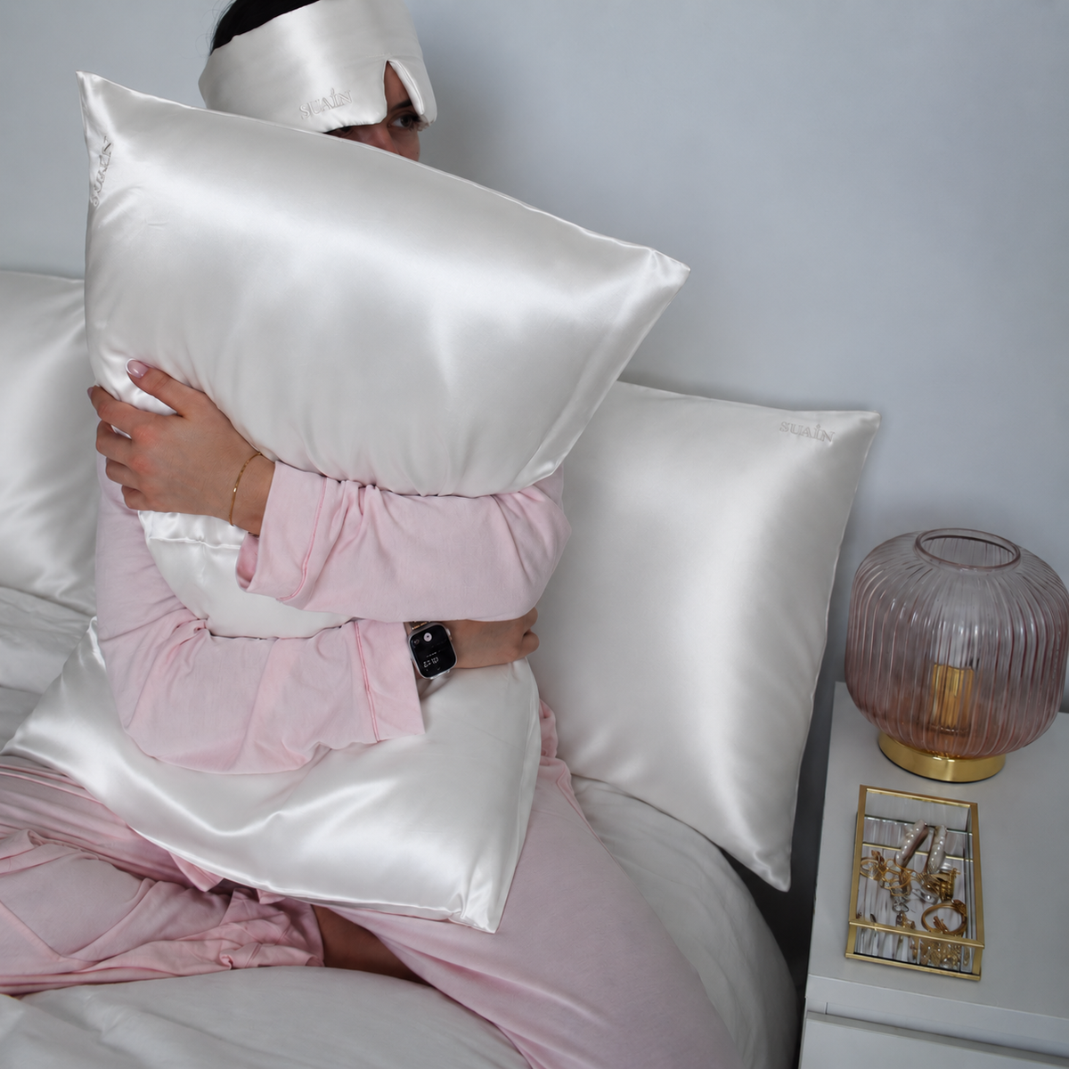 Organic Mulberry Silk Pillowcase in Ivory White, person